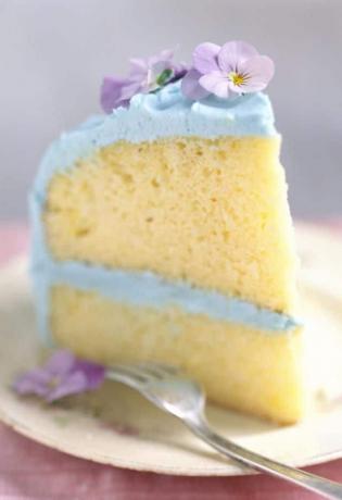 Gâteau moelleux à la vanille fait maison avec garniture de fleurs comestibles