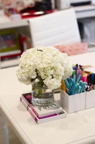 Świeże kwiaty na biurku w biurze domowym