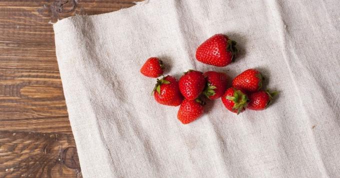 Erdbeeren auf einem Tuch trocknen
