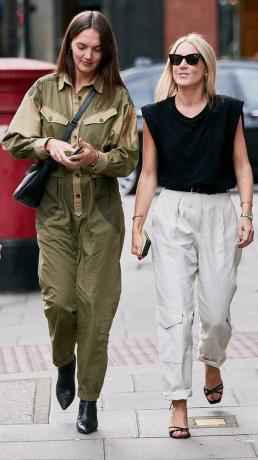 Nejlepší trendy londýnského týdne módy 2019 Street Style: Olive Utility Jumpsuit a bílé kalhoty Cargo