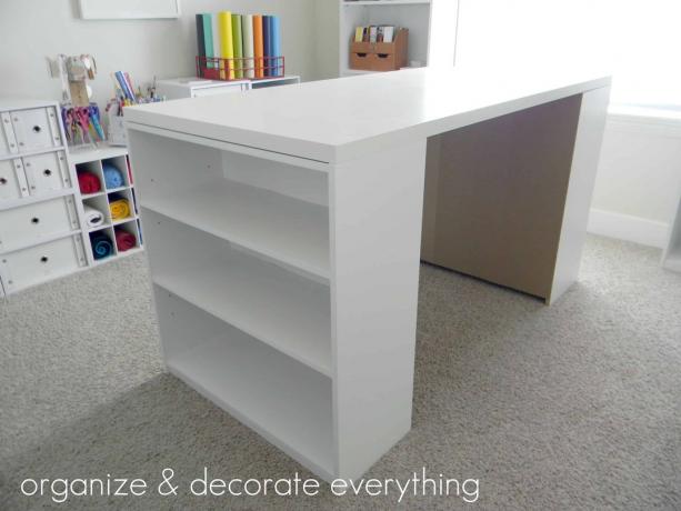 Mesa de artesanato com acabamento duplo com estantes de livros