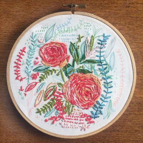 Patrón de bordado a mano de rosas de jardín