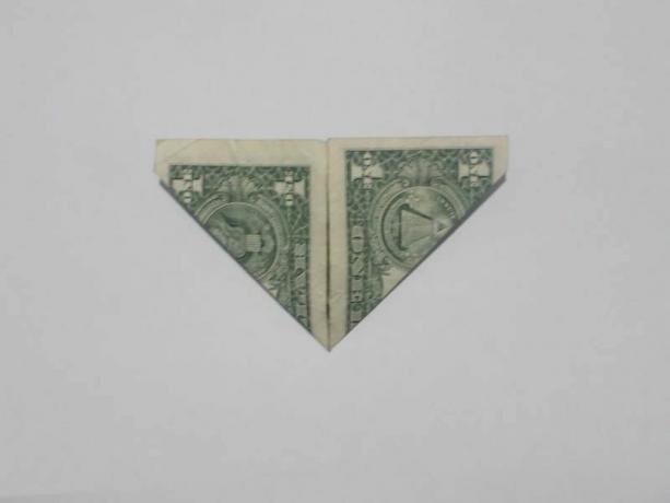 primele falduri ale avionului origami de bani