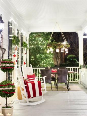 Vánoční výzdoba přední verandy Tradiční vánoční výzdoba přední verandy Nápady na zdobení vánoční přední verandy Vánoční výzdoba přední verandy Venkovní Vánoce přes hgtv