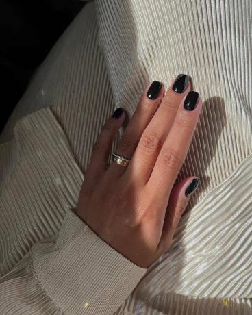 Trendy w jesiennych paznokciach 2023: czarne paznokcie @iramshelton