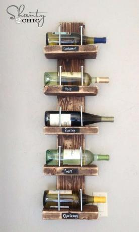 DIY nástěnný stojan na víno