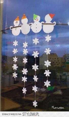 papirni snežaki z nizom papirnatih snežink