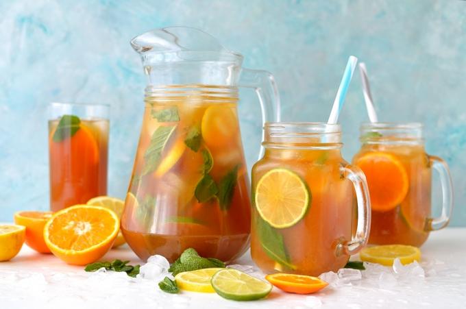 Citrusový a mátový ledový čaj - svěží, osvěžující nápoj, který vás ochladí a povzbudí v horkých dnech.