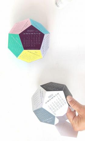 Два 3D-календаря на столе
