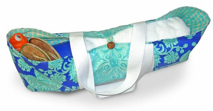 Uma bolsa de tapete de ioga azul