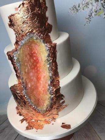 Roségold- und pfirsichfarbener Geode-Kuchen