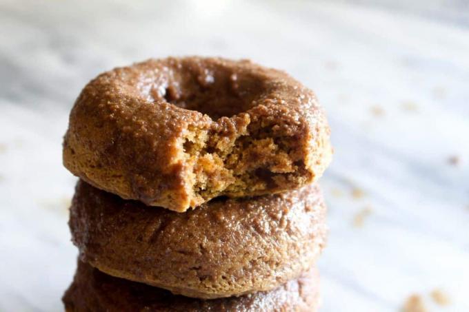 Bagte græskar donuts med chai krydderi glasur opskrift
