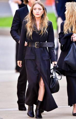Kısa Ünlüler Modası: Mary-Kate Olsen, silüetini bel kemeriyle tanımlıyor.