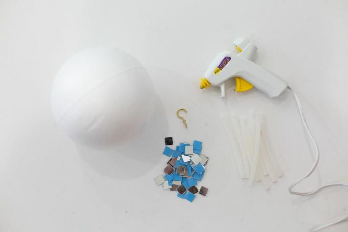 Събра материали за направата на DIY диско топка
