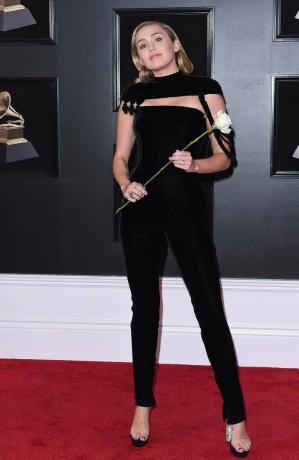 Miley Cyrus Style: Prêter son soutien au mouvement Me Too en accessoirisant sa tenue des Grammy Awards 2018 avec une rose blanche, l'emblème emblématique de l'organisation.