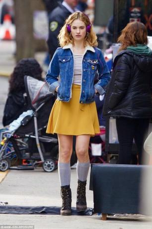 Lily James 80's outfit idee