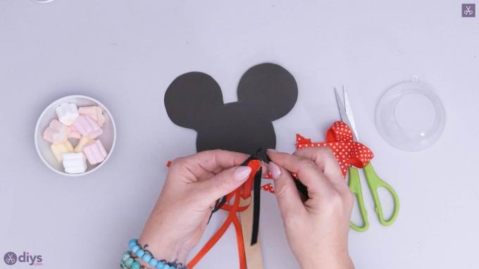 Suportul de bomboane DIY Minnie Mouse pasul 5