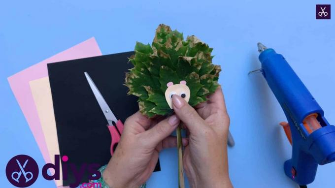 Как сделать куклу ёжика из осенних листьев для детей
