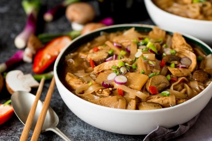 Тази пълнеща супа с горещо и кисело пилешко фиде ще накара вашите вкусови рецептори да изтръпнат!