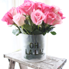 Váza s matným citátem pro květiny
