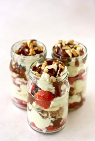 Parfait de banana split con crema batida casera