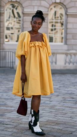Nejlepší trendy londýnského týdne módy 2019 Street Style: žluté šaty s puff-sleeve a kovbojské boty Ganni