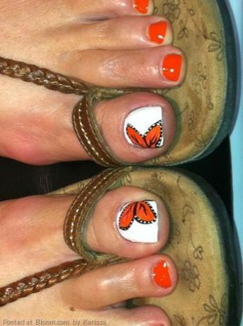 Oranžový motýlí design nehtů