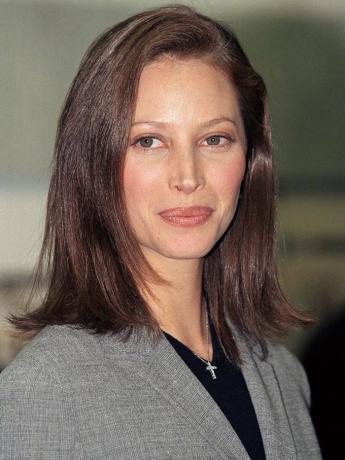 Looks de maquillage des années 90: Christy Turlington portant un maquillage naturel