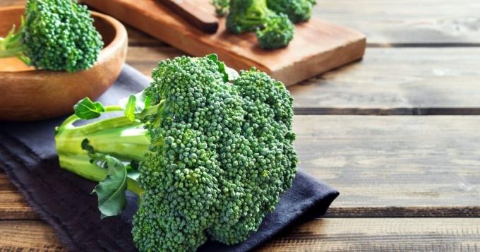 Brokoli dibersihkan di atas lap dapur.