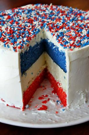 Röd vit och blå cheesecake tårta