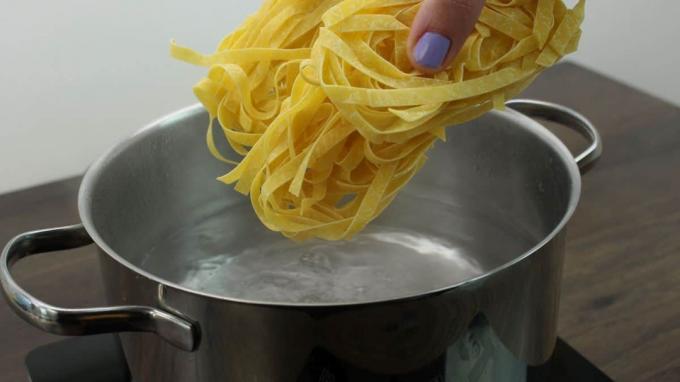 Tagliatelle med porcini svampe tilsæt pasta