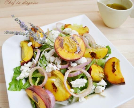 Pfirsich-Feta-Salat mit Lavendel-Dressing