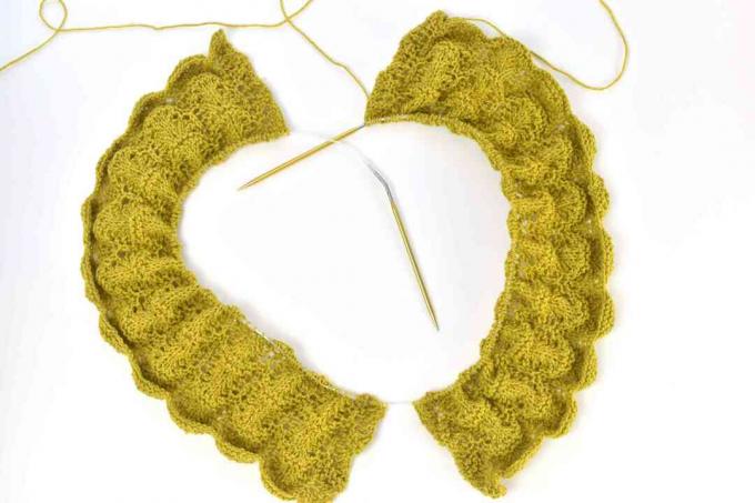 Deux sections en tricot de dentelle d'une tunique