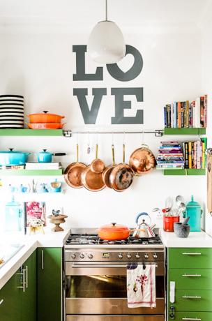 Donkergroene kleurrijke keukenkasten