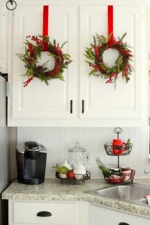 أكاليل عيد الميلاد وشريط أحمر في المطبخ