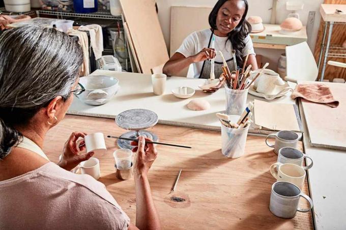 Hrnčíři v dílně malování keramiky