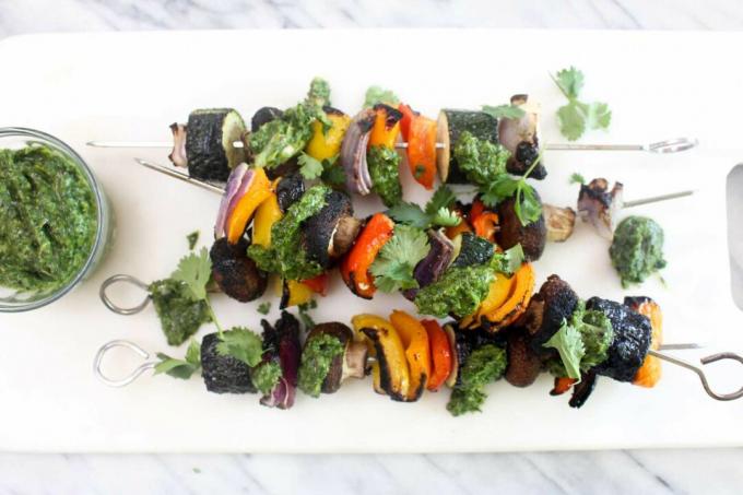 Kebab sayur dengan resep chimichurri daun bawang gosong