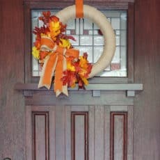 DIY burlap och bladfall dörrkrans