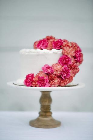 Топпер для торта из свежих цветов