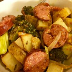 Pottoes ve brokoli ile füme dana sosis
