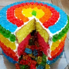 Κέικ πινιάτα με κόμμι αρκούδα ουράνιο τόξο