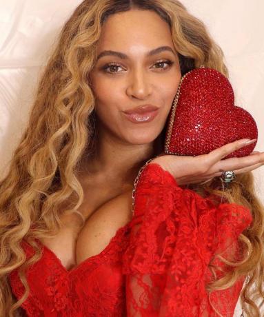 Geriausi švytinčios odos produktai: Beyonce, vilkinti Marc Jacobs Beauty