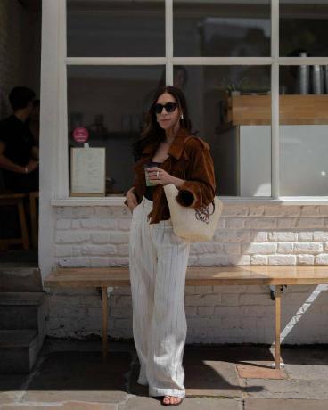 какво да носите през септември: Джесика Скай в велурено яке и панталон с широки крачоли