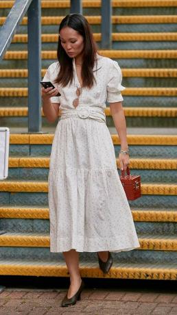 Nejlepší trendy londýnského fashion weeku 2019 Street Style: Bílé puntíkované šaty a spálená červená taška