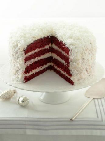 Красный бархатный торт-снежок