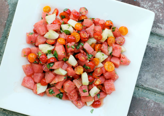 Melounový salát s rajčaty a okurkou
