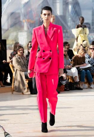 מגמות אופנה של אביב קיץ 2022: חליפת מכנסיים ורודה אצל אלכסנדר מקווין