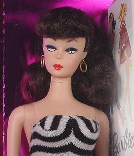 Barbie s náušnicemi, hnědými vlasy a hnědým a bílým topem. Vyrobeno v roce 1994
