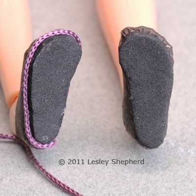As solas dos sapatos de boneca feitas de espuma artesanal são coladas na parte superior e na palmilha do sapato.