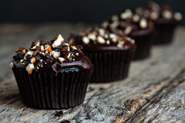Stout cupcakes met chocolade beklede pretzels